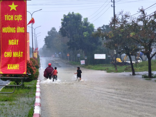 Mưa trắng trời A Lưới, đường Hồ Chí Minh thành sông
