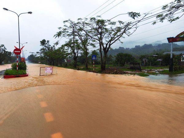 Mưa trắng trời A Lưới, đường Hồ Chí Minh thành sông