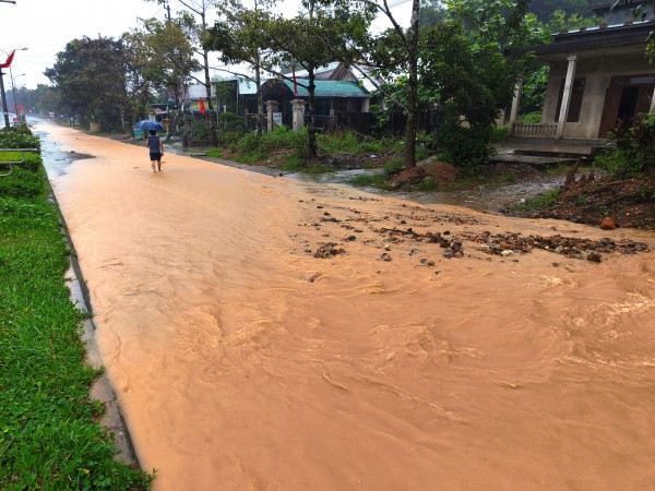 Mưa trắng trời A Lưới, đường Hồ Chí Minh thành sông