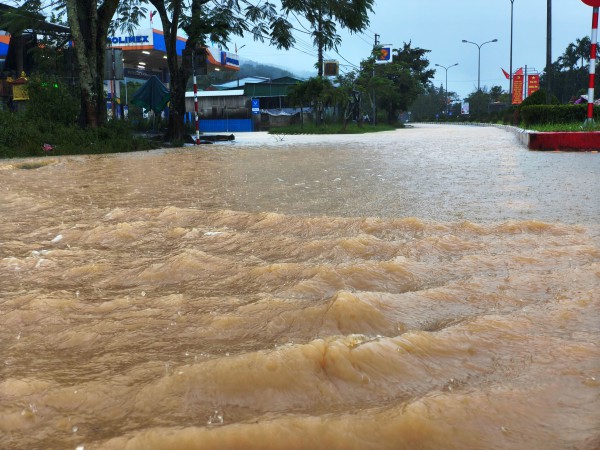 Mưa trắng trời A Lưới, đường Hồ Chí Minh thành sông