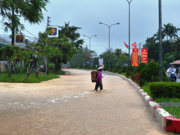 Mưa trắng trời A Lưới, đường Hồ Chí Minh thành sông