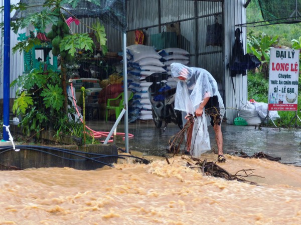 Mưa trắng trời A Lưới, đường Hồ Chí Minh thành sông