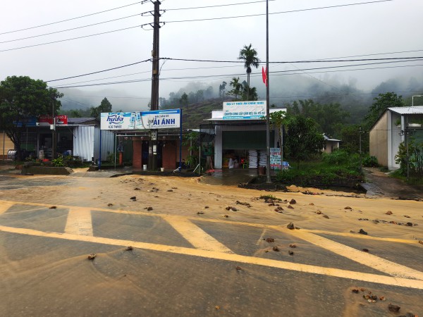 Mưa trắng trời A Lưới, đường Hồ Chí Minh thành sông