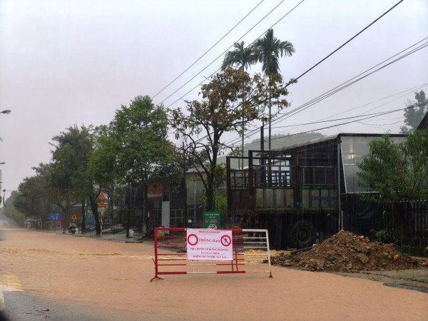 Mưa trắng trời A Lưới, đường Hồ Chí Minh thành sông