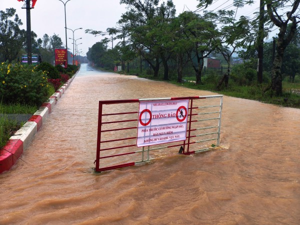 Mưa trắng trời A Lưới, đường Hồ Chí Minh thành sông