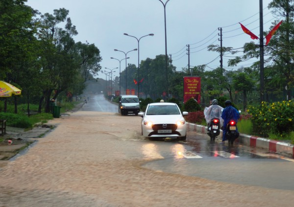 Mưa trắng trời A Lưới, đường Hồ Chí Minh thành sông