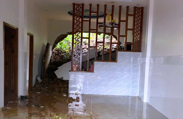 Đà Nẵng: Mưa lớn gây sạt lở, cô lập nhiều nơi, di dời hàng trăm người dân