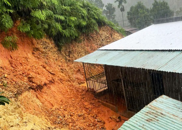 Đà Nẵng: Mưa lớn gây sạt lở, cô lập nhiều nơi, di dời hàng trăm người dân