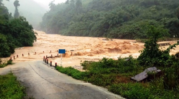 Đà Nẵng: Mưa lớn gây sạt lở, cô lập nhiều nơi, di dời hàng trăm người dân