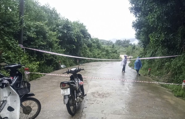 Một xã miền núi Quảng Ngãi cho học sinh nghỉ học vì mưa lớn, sạt lở núi Một xã miền núi Quảng Ngãi cho học sinh nghỉ học vì mưa lớn, sạt lở núi