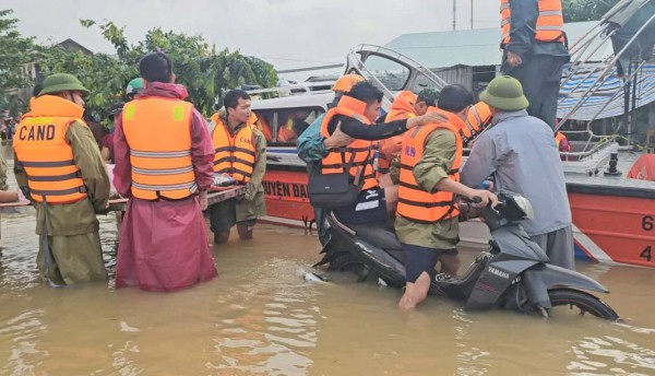 TP.Đà Nẵng: Công an vượt lũ, mang bình ô xy cho Mẹ Việt Nam anh hùng TP.Đà Nẵng: Công an vượt lũ, mang bình ô xy cho Mẹ Việt Nam anh hùng
