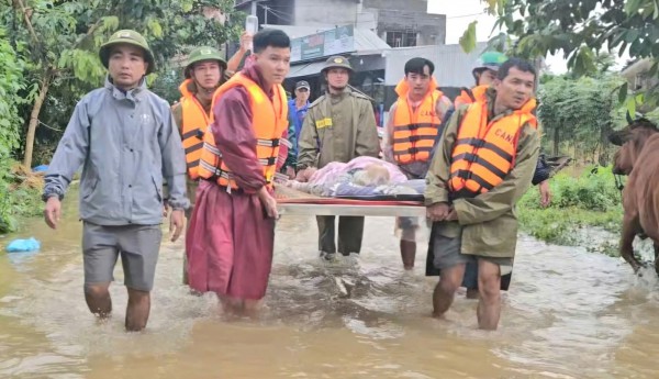 TP.Đà Nẵng: Công an vượt lũ, mang bình ô xy cho Mẹ Việt Nam anh hùng TP.Đà Nẵng: Công an vượt lũ, mang bình ô xy cho Mẹ Việt Nam anh hùng