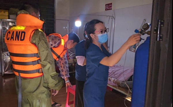 TP.Đà Nẵng: Công an vượt lũ, mang bình ô xy cho Mẹ Việt Nam anh hùng TP.Đà Nẵng: Công an vượt lũ, mang bình ô xy cho Mẹ Việt Nam anh hùng