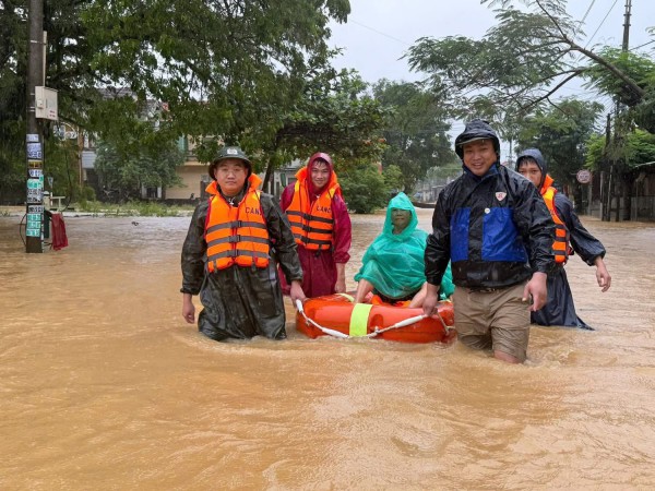 TP.Đà Nẵng: Công an vượt lũ, mang bình ô xy cho Mẹ Việt Nam anh hùng TP.Đà Nẵng: Công an vượt lũ, mang bình ô xy cho Mẹ Việt Nam anh hùng