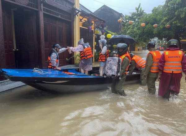 TP.Đà Nẵng: Công an vượt lũ, mang bình ô xy cho Mẹ Việt Nam anh hùng TP.Đà Nẵng: Công an vượt lũ, mang bình ô xy cho Mẹ Việt Nam anh hùng