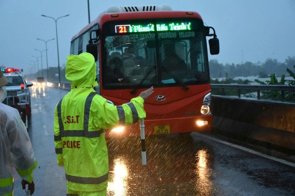 TP.Đà Nẵng: Công an vượt lũ, mang bình ô xy cho Mẹ Việt Nam anh hùng TP.Đà Nẵng: Công an vượt lũ, mang bình ô xy cho Mẹ Việt Nam anh hùng