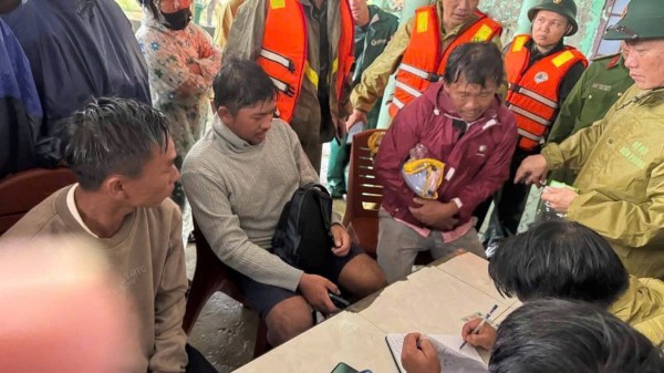 Quảng Trị: Tàu lớn mắc cạn, 4 thuyền viên được cứu kịp thời