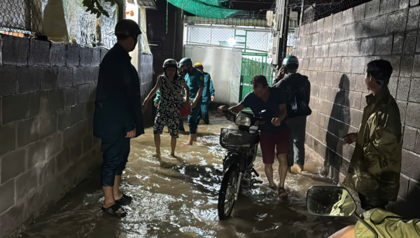 Mưa kỷ lục ở Phan Thiết, dân chạy lũ trong đêm Mưa kỷ lục ở Phan Thiết, dân chạy lũ trong đêm