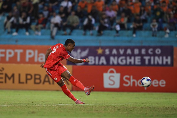 Đá thiếu người, CLB CAHN vẫn thắng CLB Công an TP.HCM: Đua vô địch rất 'nóng' Đá thiếu người, CLB CAHN vẫn thắng CLB Công an TP.HCM: Đua vô địch rất 'nóng'