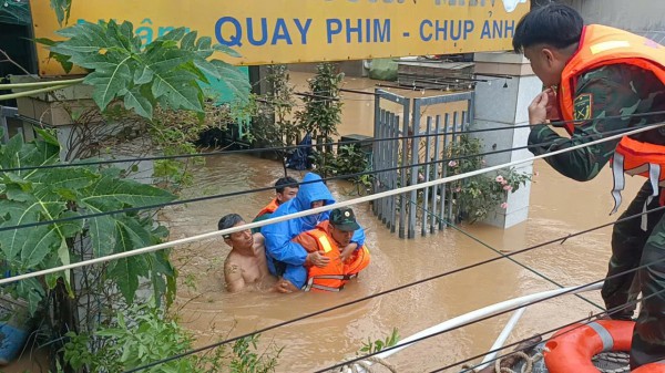 Đà Nẵng: Gia đình cầu cứu, bộ đội vượt lũ giúp an táng cụ bà 106 tuổi Đà Nẵng: Gia đình cầu cứu, bộ đội vượt lũ giúp an táng cụ bà 106 tuổi