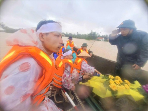 Đà Nẵng: Gia đình cầu cứu, bộ đội vượt lũ giúp an táng cụ bà 106 tuổi Đà Nẵng: Gia đình cầu cứu, bộ đội vượt lũ giúp an táng cụ bà 106 tuổi