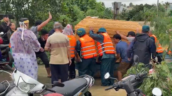 Đà Nẵng: Gia đình cầu cứu, bộ đội vượt lũ giúp an táng cụ bà 106 tuổi Đà Nẵng: Gia đình cầu cứu, bộ đội vượt lũ giúp an táng cụ bà 106 tuổi