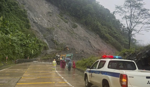 Dùng drone tiếp tế nhu yếu phẩm cho tài xế mắc kẹt trên đèo Lò Xo