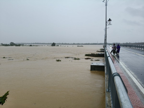 Đà Nẵng khẩn cấp bảo vệ cầu Câu Lâu