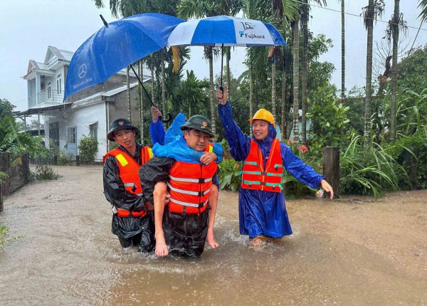 Lũ lịch sử, sạt lở tiếp tục bủa vây miền Trung Lũ lịch sử, sạt lở tiếp tục bủa vây miền Trung