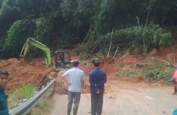 Lũ lịch sử, sạt lở tiếp tục bủa vây miền Trung Lũ lịch sử, sạt lở tiếp tục bủa vây miền Trung