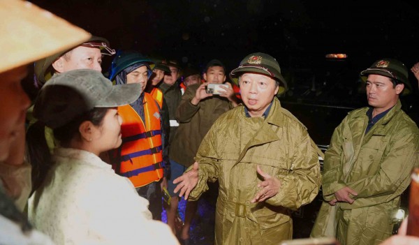 Lũ lịch sử, sạt lở tiếp tục bủa vây miền Trung Lũ lịch sử, sạt lở tiếp tục bủa vây miền Trung