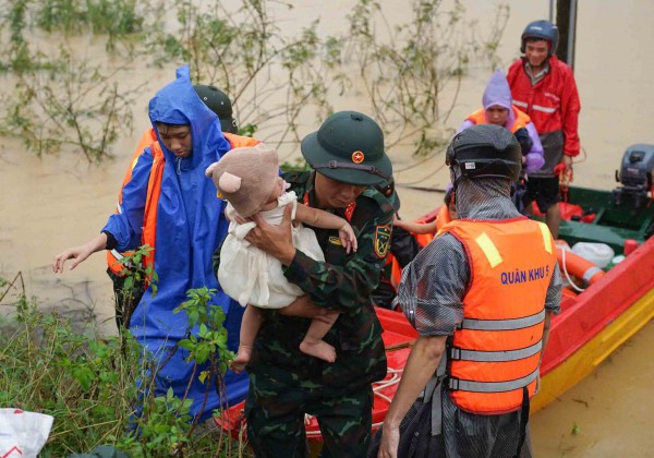 Lũ lịch sử, sạt lở tiếp tục bủa vây miền Trung Lũ lịch sử, sạt lở tiếp tục bủa vây miền Trung