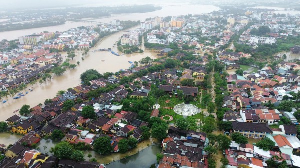 [FLYCAM] Hơn 66.800 ngôi nhà ở Đà Nẵng chìm trong biển nước