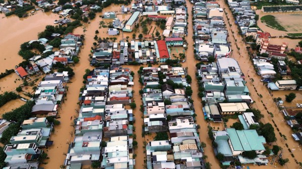 [FLYCAM] Hơn 66.800 ngôi nhà ở Đà Nẵng chìm trong biển nước