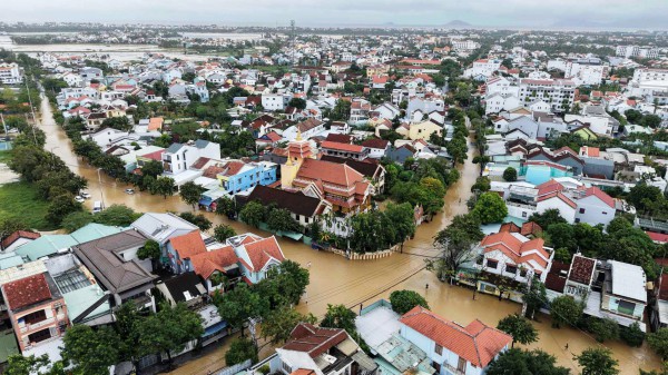 [FLYCAM] Hơn 66.800 ngôi nhà ở Đà Nẵng chìm trong biển nước
