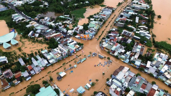 [FLYCAM] Hơn 66.800 ngôi nhà ở Đà Nẵng chìm trong biển nước