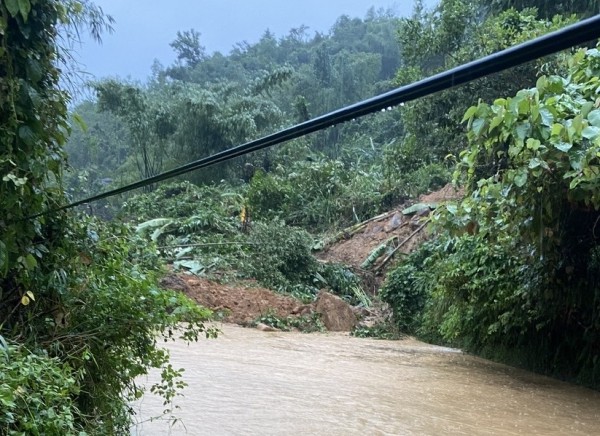 Quảng Ngãi: Sạt lở ập vào trạm y tế, mưa lũ gây chia cắt nhiều nơi Quảng Ngãi: Sạt lở ập vào trạm y tế, mưa lũ gây chia cắt nhiều nơi