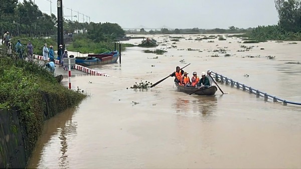 Quảng Ngãi: Sạt lở ập vào trạm y tế, mưa lũ gây chia cắt nhiều nơi Quảng Ngãi: Sạt lở ập vào trạm y tế, mưa lũ gây chia cắt nhiều nơi