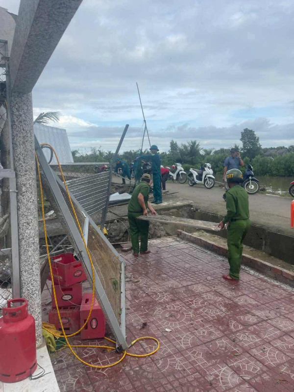 Cà Mau: Lốc xoáy quét qua xã Thanh Tùng, cuốn bay nhiều nhà cửa Cà Mau: Lốc xoáy quét qua xã Thanh Tùng, cuốn bay nhiều nhà cửa