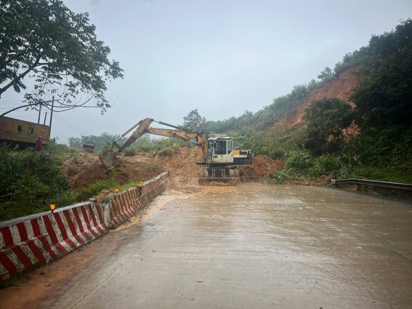 Tiếp tục sạt lở 4 điểm trên đèo Lò Xo, một xe múc bị mắc kẹt Tiếp tục sạt lở 4 điểm trên đèo Lò Xo, một xe múc bị mắc kẹt