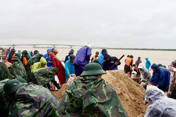 Đà Nẵng: Bộ đội căng mình 'vá' kè biển Duy Nghĩa Đà Nẵng: Bộ đội căng mình 'vá' kè biển Duy Nghĩa