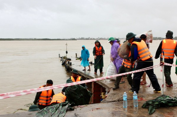 Đà Nẵng: Bộ đội căng mình 'vá' kè biển Duy Nghĩa Đà Nẵng: Bộ đội căng mình 'vá' kè biển Duy Nghĩa