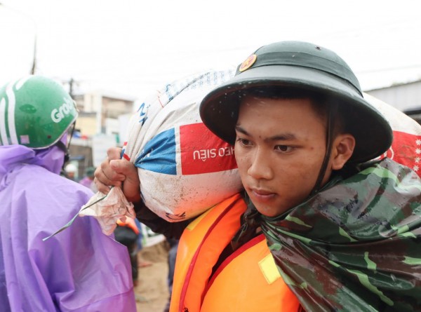 Đà Nẵng: Bộ đội căng mình 'vá' kè biển Duy Nghĩa Đà Nẵng: Bộ đội căng mình 'vá' kè biển Duy Nghĩa