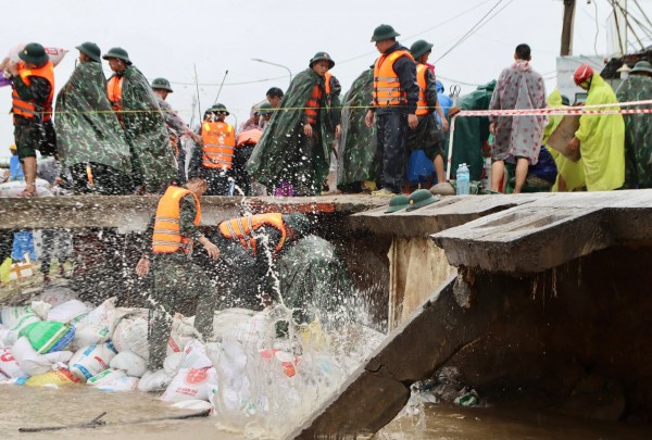 Đà Nẵng: Bộ đội căng mình 'vá' kè biển Duy Nghĩa Đà Nẵng: Bộ đội căng mình 'vá' kè biển Duy Nghĩa