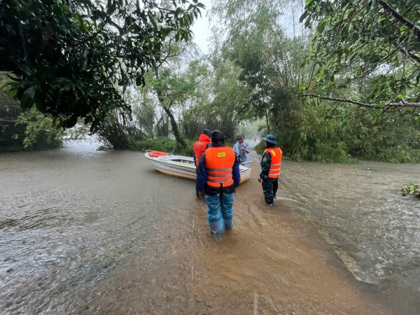 Giải cứu 8 người dân mắc kẹt giữa dòng lũ dữ trên sông Trà Khúc Giải cứu 8 người dân mắc kẹt giữa dòng lũ dữ trên sông Trà Khúc