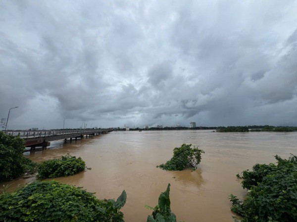 Giải cứu 8 người dân mắc kẹt giữa dòng lũ dữ trên sông Trà Khúc Giải cứu 8 người dân mắc kẹt giữa dòng lũ dữ trên sông Trà Khúc