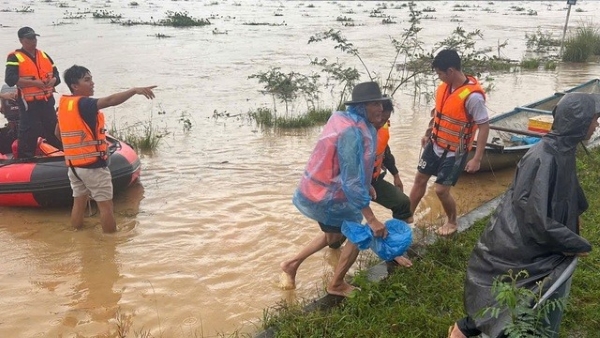 giai-cuu-8-nguoi-dan-mac-ket-giua-dong-lu-du-tren-song-tra-khuc