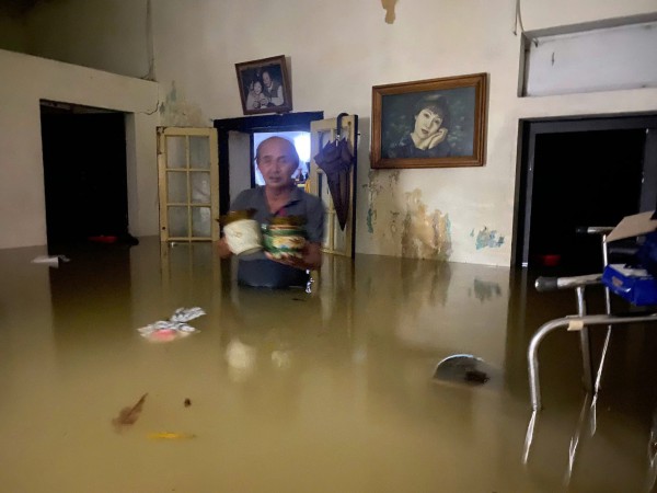 Vừa dọn nhà xong, người Huế tại tiếp tục vật lộn với nước lũ Vừa dọn nhà xong, người Huế tại tiếp tục vật lộn với nước lũ