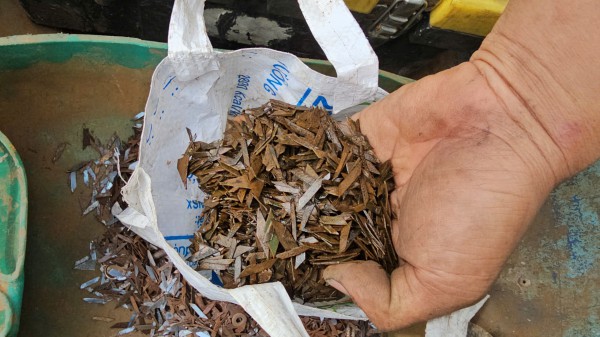 Choáng váng với vật sắc nhọn thu gom trên đường Đỗ Mười Choáng váng với vật sắc nhọn thu gom trên đường Đỗ Mười