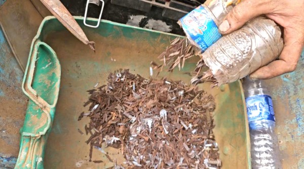 Choáng váng với vật sắc nhọn thu gom trên đường Đỗ Mười Choáng váng với vật sắc nhọn thu gom trên đường Đỗ Mười